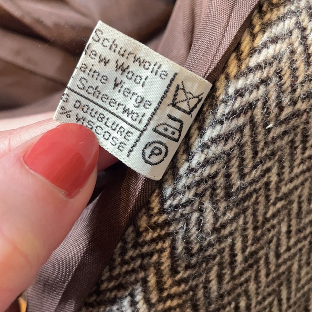 Gorgeous vintage blazer.  Such beautiful details. - Picture 11 of 12
